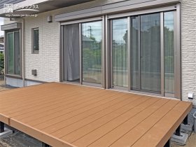 室内とお庭部分をつなげるガーデンリビングのウッドデッキ