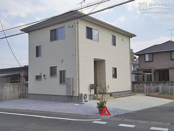 No.6647 お庭の植栽がお住いを彩るシンプルカジュアルなセミクローズ外構工事