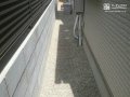 建物への泥跳ねや雑草対策に効果的な防草シートと砂利敷き