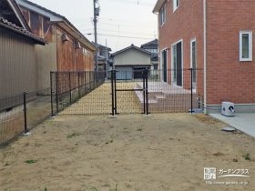 お住いの防犯効果を高め可視性と通風性に優れたフェンスと園庭門扉