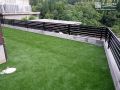 お住いの外観とスタイリッシュに調和する緑の美しい人工芝設置工事