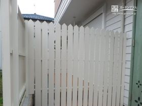 ナチュラルテイストの境界フェンス