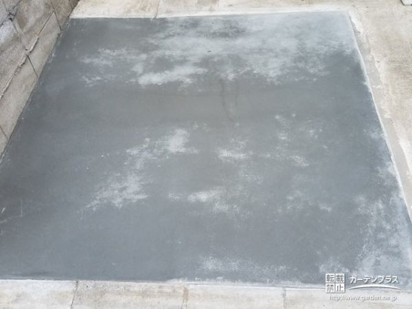 駐輪スペース設置のコンクリートを自然に仕上げたお庭リフォーム工事