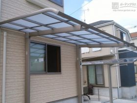 壁側への設置に適したフラットで美しいルーフのカーポート