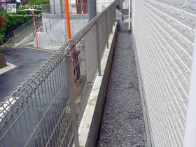 お庭と統一感のある趣がお住いを囲む砂利敷きの犬走り
