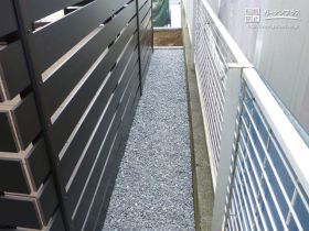 砂利敷きですっきりさせた犬走り