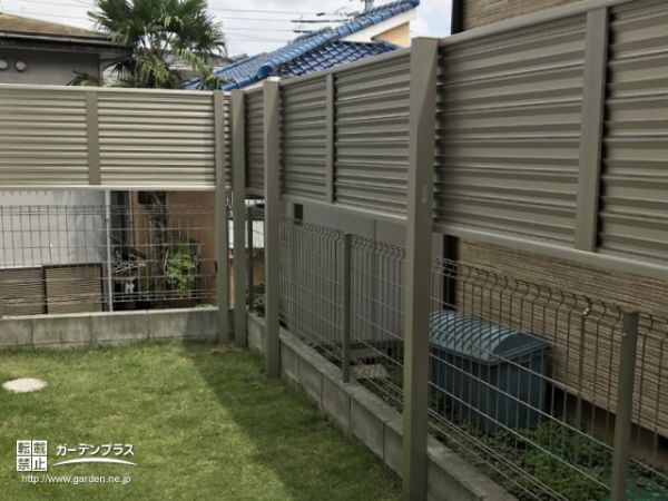 明るく風通しのよいお庭のプライバシーを守る目隠しフェンスの設置工事 No 7237 目隠しフェンスの施工例 さくら外壁塗装店