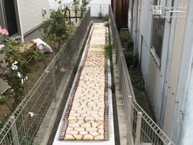 イエローの乱形石調平板が明るいアプローチ