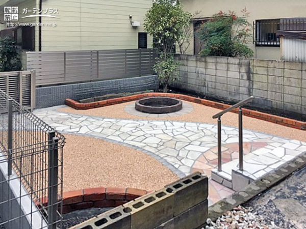 乱形石張りの園路とサークル花壇の曲線を活かしたガーデンリフォーム