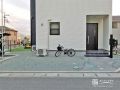 優しい曲線の小道アプローチのシンプルモダンなオープン外構