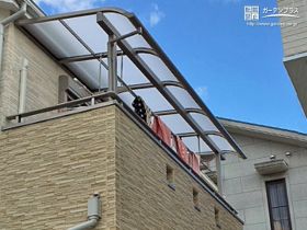 緩やかなカーブ屋根が快適空間を整えるバルコニー屋根