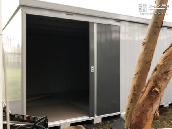 扉の位置を自由に変更出来て使い勝手の良い大型物置の設置工事