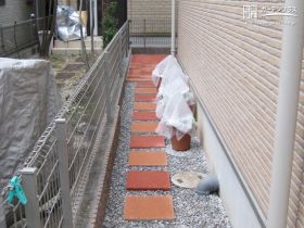 暖色系ブロックで園路を演出するかわいらしい犬走り