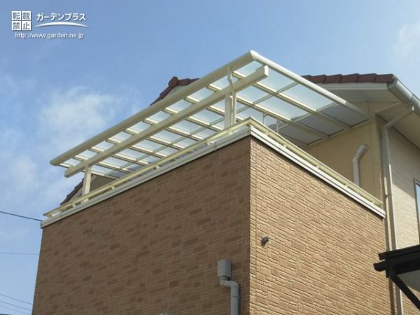強い日差しを柔らかな光に変えて家事効率も上げるバルコニー屋根の設置工事