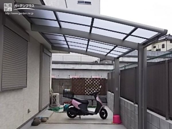 No.8185 淡いブルーの屋根材で優しく落ち着きのある雰囲気のカーポート設置工事