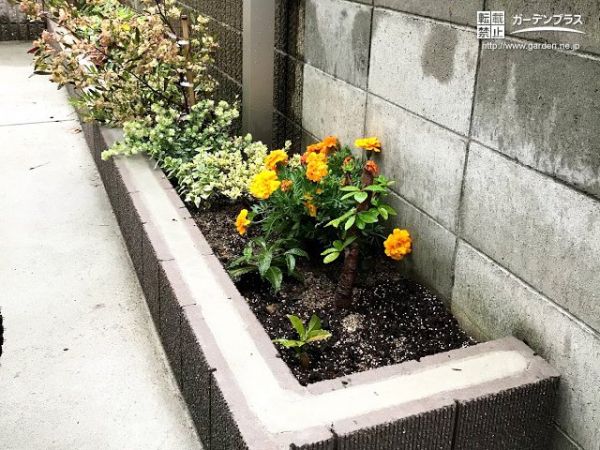 No.8312 優しいブラウンの化粧ブロックが草花を引き立てる美しい花壇のリフォーム工事