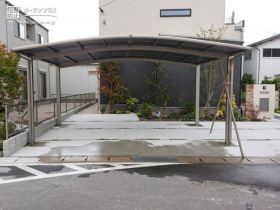 優しいアーチを描き雨の日のお車の乗り降りを快適にするカーポート設置工事