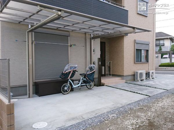 アプローチに添えたタマリュウの目地が華やかさを添える新築外構一式工事