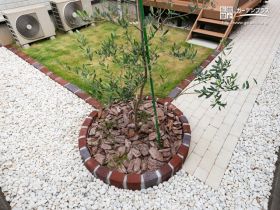 色鮮やかなレンガの植栽スペース