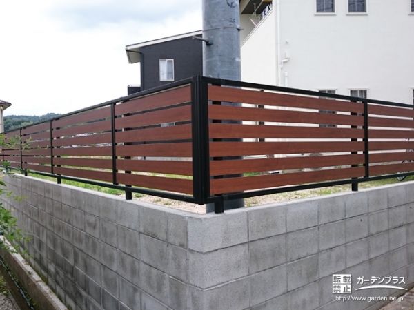 No.8497 黒太フレームの木調フェンスがシックな雰囲気をまとう新築外構一式工事