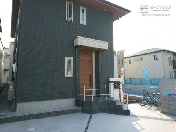 黒い天然石やタイルで重厚感を出した格調高い新築外構一式工事