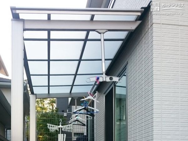 テラスまわりをスタイリッシュに演出するテラス屋根設置工事