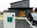 純黒のお住まいと調和するシンプルモダンな新築外構一式工事