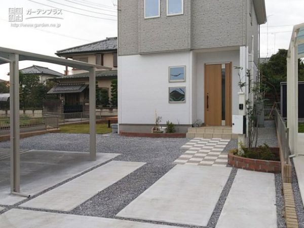 アプローチに花壇と市松模様で彩りを添える外構一式工事