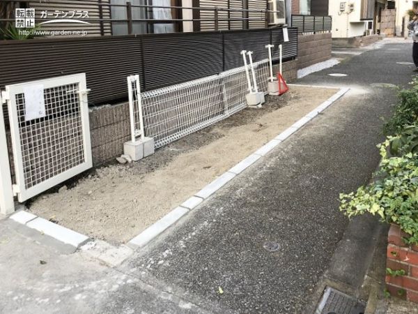 土地をフラットにしてその後の芝植えに備えるフェンス撤去工事