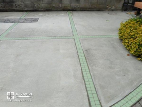 エメラルドグリーンのタイルが空間に彩りを添える駐車スペースのリフォーム工事