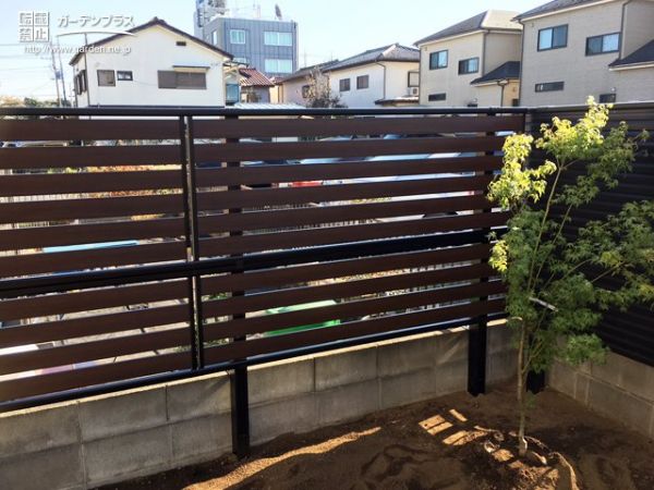 No.9754 木調デザインで緑豊かなお庭を優しく彩る目隠しフェンス設置工事