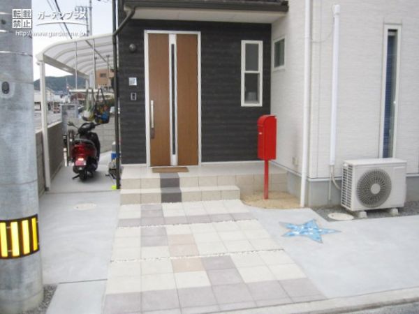 玄関アプローチを彩る星形タイルと駐車スペースの外構工事