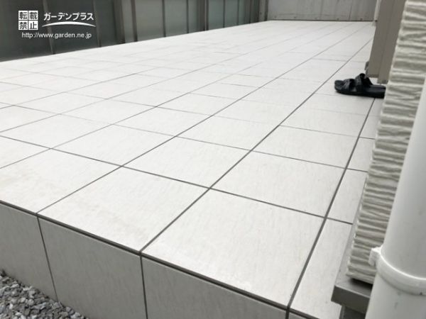 テラスに気品あふれる空間を作り出すタイルデッキ設置工事